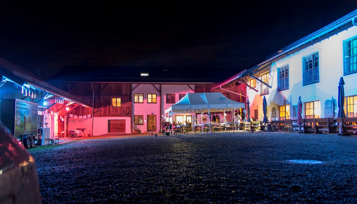 Hochzeitslocation - Beleuchtung bei Nacht - Hochzeitsstadl Lamplstätt 