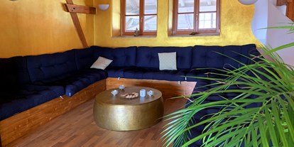 Winterhochzeit - Umgebung: am Land - Tacherting - gemütliche Lounge im Aufenthaltsraum - Hochzeitsstadl Lamplstätt 