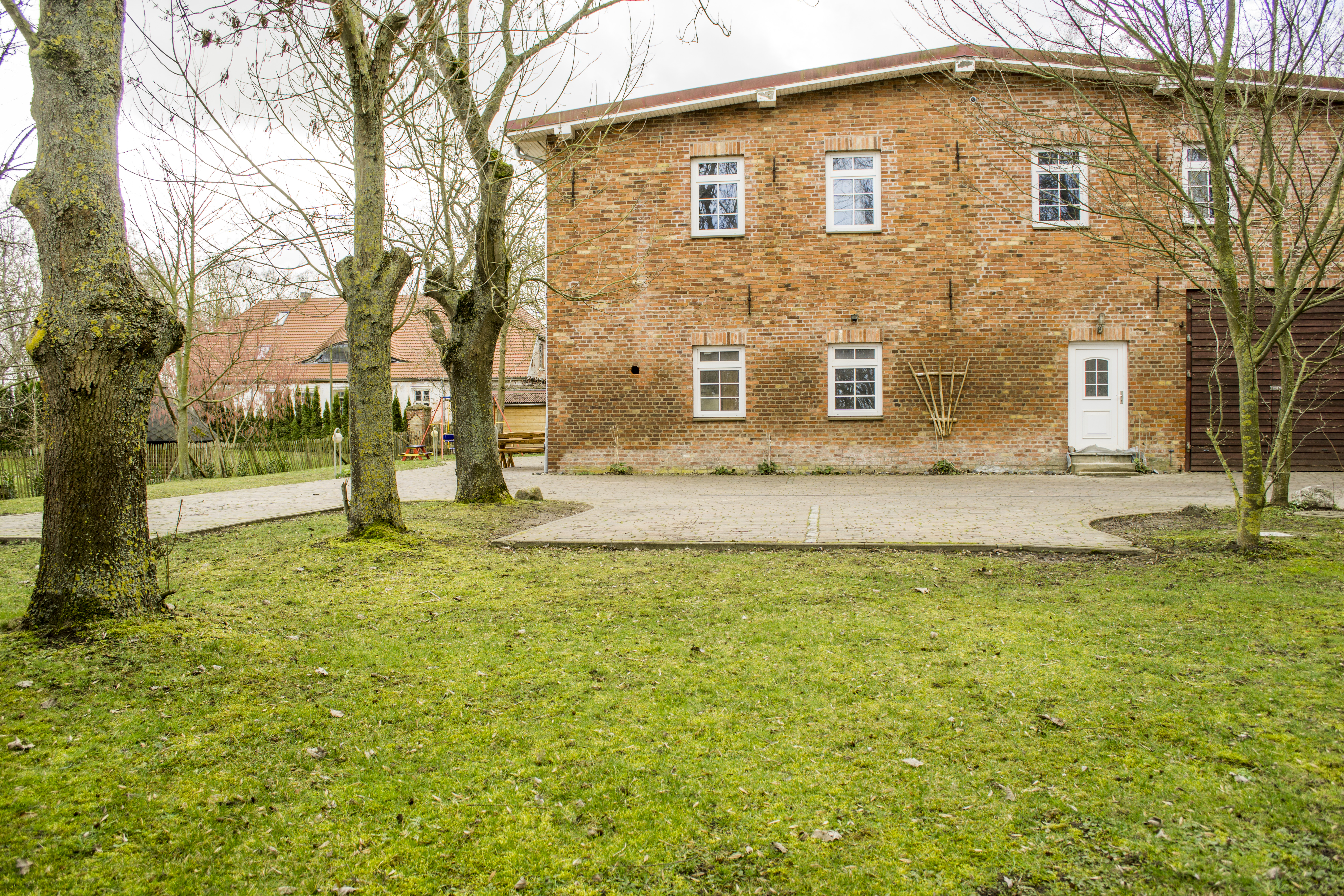 Hochzeitslocation - Frontansicht unseres Hauses mit Parkplätzen - Traumhaftes Anwesen auf Rügen in Poppelvitz