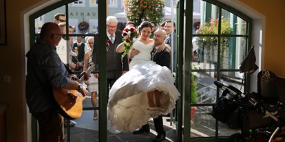 Winterhochzeit - Perfekte Jahreszeit: Sommer-Hochzeit - Pongau - Einzug in den Saal - Hotel Post Walter 
