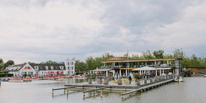 Winterhochzeit - Umgebung: am See - Győr-Moson-Sopron - Auf zwei Etagen finden bis zu 270 Hochzeitsgäste Platz. - Seerestaurant Katamaran