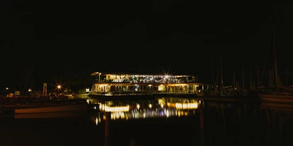 Winterhochzeit - Umgebung: am See - Stotzing - Das Seerestaurant Katamaran am Neusiedlersee bei Nacht.
 - Seerestaurant Katamaran