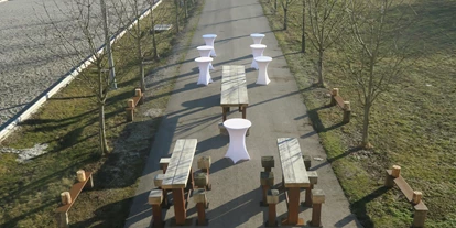 Winterhochzeit - Perfekte Jahreszeit: Frühlings-Hochzeit - Jaukenberg - Außenbereich mit Sektempfang - Festsaal Doppelgraben