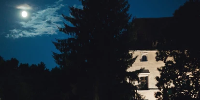 Winterhochzeit - Umgebung: im Park - Unterwart / Alsóör - Heiraten im Schloss Obermayerhofen in der Steiermark.
Foto © stillandmotionpictures.com - Schlosshotel Obermayerhofen