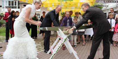 Winterhochzeit - Perfekte Jahreszeit: Frühlings-Hochzeit - Orlamünde - Traditionelles Holzsägen auf der Hotelterrasse  - Hotel am Schloß Apolda