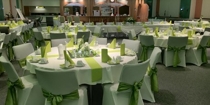 Winterhochzeit - Trauung im Freien - Sachsen - Hochzeit mit Banketttischen und Hussen, Nischen, grüne Deko und grüne LED-Schmuckfarbe, Mittel-BAR - Mittel-BAR Schönheide