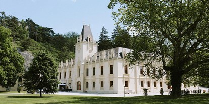 Winterhochzeit - Preisniveau: €€ - Forchtenstein - Heiraten im Schloss Hernstein in Niederösterreich.
Foto © thomassteibl.com - Schloss Hernstein