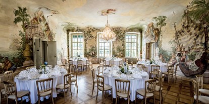 Winterhochzeit - Art der Location: Schloss - Pyrat - Heiraten im Schloss Laudon in Wien.
Foto © weddingreport.at - Schloss Laudon