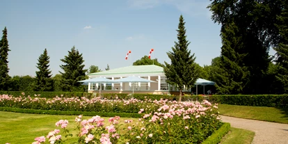 Winterhochzeit - Umgebung: im Park - Obergänserndorf - Der Pavillon von Landtmann's Jausen Station mit Blick über den Rosengarten im Schlosspark Schönbrunn - Landtmann's Jausen Station