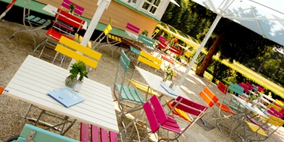 Winterhochzeit - Garten - Loretto - Die bunten Stühle auf der Terrasse laden ein Platz zu nehmen! - Landtmann's Jausen Station