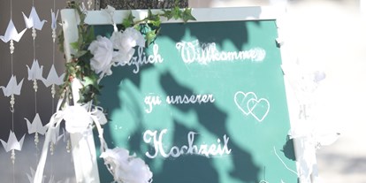 Winterhochzeit - Perfekte Jahreszeit: Herbst-Hochzeit - Österreich - Willkommensschild - Schloss Ennsegg