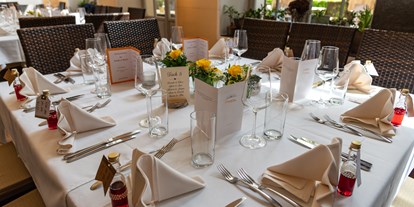 Winterhochzeit - Geeignet für: Produktpräsentation - Kematen an der Krems - Die Orangerie im Schlosspark Steyr bietet eckige Tische für 8 Hochzeitsgäste. - Orangerie Steyr
