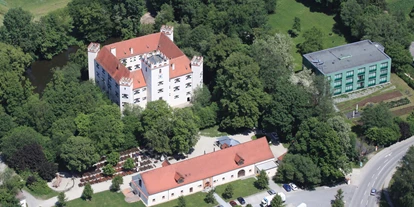 Winterhochzeit - Art der Location: Burg - Deutschland - Luftbild Schloss Mariakirchen mit vorgelagerter Hausbrauerei und modernem Schlossparkhotel - Schloss Mariakirchen