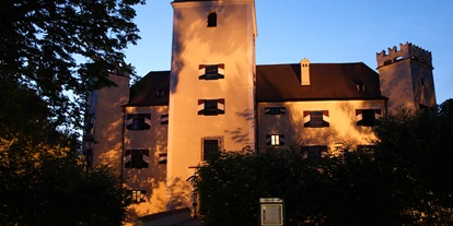 Winterhochzeit - Art der Location: Burg - Deutschland - Schloss bei Dämmerung - Schloss Mariakirchen