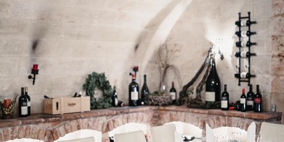 Winterhochzeit - Art der Location: Bauernhof/Landhaus - Fertörákos - Eine Hochzeitstafel im hauseigenen Weinkeller VITAKELLA. - VILA VITA Pannonia