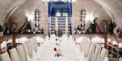 Winterhochzeit - Art der Location: ausgefallene Location - Eine Hochzeitstafel im hauseigenen Weinkeller VITAKELLA. - VILA VITA Pannonia
