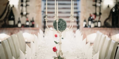 Winterhochzeit - Preisniveau: €€ - Stotzing - Eine Hochzeitstafel im hauseigenen Weinkeller VITAKELLA. - VILA VITA Pannonia