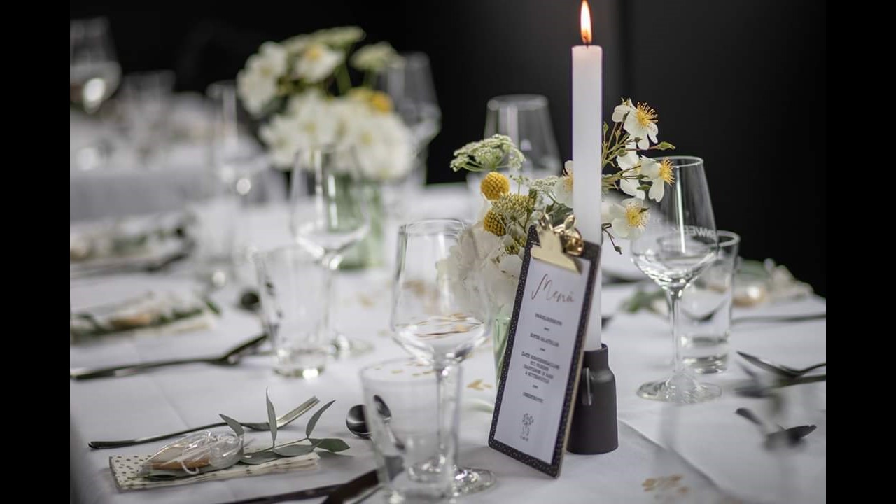 Hochzeitslocation - Hochzeitstafel in der WEINWERK Vinothek - WEINWERK die Vinothek auf der Ludwigsbrücke