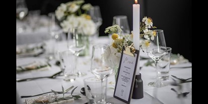 Winterhochzeit - Preisniveau: € - Unsleben - Hochzeitstafel in der WEINWERK Vinothek - WEINWERK die Vinothek auf der Ludwigsbrücke