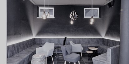 Winterhochzeit - Hörstorf (Fraham) - ein gemütlicher Loungebereich lässt Raum für Entspannung - LoRe Cocktailmanufaktur | Destillerie