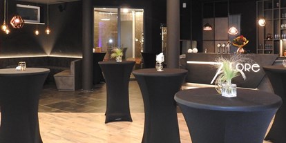 Winterhochzeit - Stieglhöfen - unser Party-Bereich kann auch mit weißen Hussen ausgestattet werden <3 - LoRe Cocktailmanufaktur | Destillerie