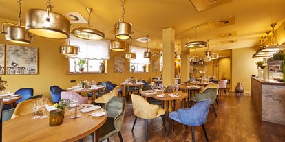 Winterhochzeit - Preisniveau: €€€ - Innsbruck - Restaurant 4Eck mit Front-Cooking, organischen Tischen, bequemen Sitzsesseln - 4ECK Restaurant & Bar 