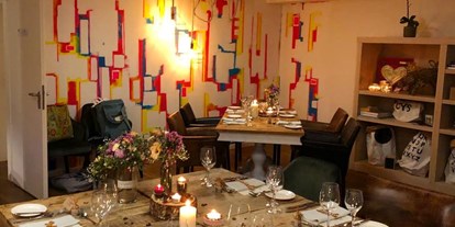 Winterhochzeit - Perfekte Jahreszeit: Sommer-Hochzeit - Füssen - Eventraum KARO Designer-Raum mit Upcycling Interieur - 4ECK Restaurant & Bar 