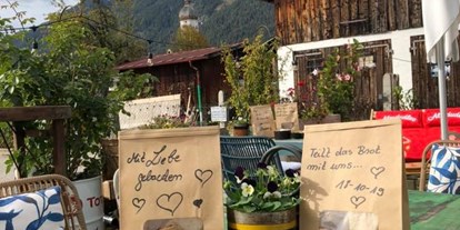 Winterhochzeit - Preisniveau: € - Saulgrub - Garten mit Bergpanorama im 4Eck Restaurant Garmisch-Partenkirchen, Hochzeitsempfang mit Brottüten und Aufstrich - 4ECK Restaurant & Bar 
