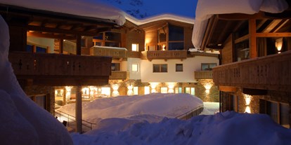 Winterhochzeit - barrierefreie Location - Zaunhof - Anlage bei Nacht - PURE Resort Pitztal