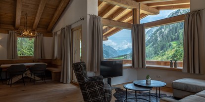 Winterhochzeit - nächstes Hotel - Landeck - Einrichtung und Aussicht Chalet - PURE Resort Pitztal