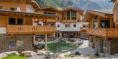 Winterhochzeit - Tiroler Oberland - Innenhof mit Teich - PURE Resort Pitztal