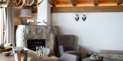 Winterhochzeit - Perfekte Jahreszeit: Frühlings-Hochzeit - Landeck - Einrichtung Chalet mit Holzkamin - PURE Resort Pitztal