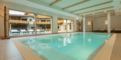 Winterhochzeit - nächstes Hotel - Landeck - Wellnessbereich mit Innenpool, Fitnessraum und Saunabereich - PURE Resort Pitztal