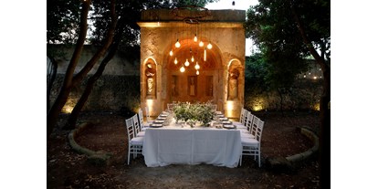 Winterhochzeit - Preisniveau: € - Italien - Der Tisch für das Hochzeitspaar in unserem Schlossgarten www.retreat-palazzo.de - Retreat Palazzo