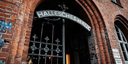 Winterhochzeit - Schwielowsee - Die Backsteinoptik des Hallesches Haus sorgt für eine besondere Optik für eure Hochzeit. - Hallesches Haus
