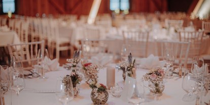 Winterhochzeit - Preisniveau: €€ - Oberbayern - Runder Tisch mit kleiner Tischdekoration in der Eventtenne - Eventtenne - Hochzeits- & Veranstaltungslocation