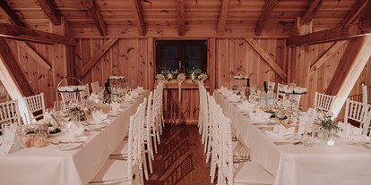 Winterhochzeit - Obersüßbach - Lange Tafeln in den Seitennischen der Tenne - Eventtenne - Hochzeits- & Veranstaltungslocation