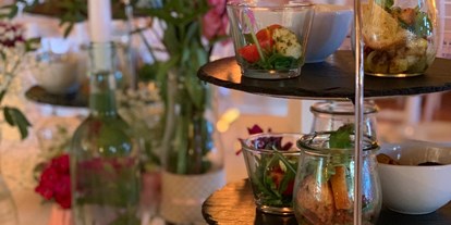 Winterhochzeit - Preisniveau: €€ - Oberbayern - Vorspeisenbuffet auf den Gasttischen elegant angerichtet auf schönen Etageren - Eventtenne - Hochzeits- & Veranstaltungslocation