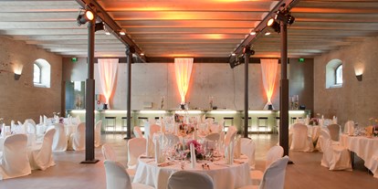 Winterhochzeit - Preisniveau: €€€ - Bayern - Schlicht und elegant ist der ebenerdige Säulensaal mit seinen gusseisernen Stützsäulen, den geschlämmten Ziegelwänden und der dezent beleuchteten Glastheke an der hinteren Wand.  - Fürstenfelder Gastronomie & Hotel GmbH