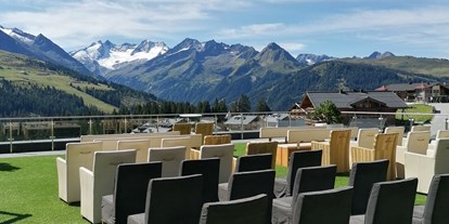 Winterhochzeit - Fotobox - Österreich - FelsenBAD & SPA | Sonnenterrasse als Hochzeits-Sonnenterrasse sehr beliebt mit Bergpanorama Blick - Das Alpenwelt Resort****SUPERIOR