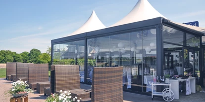 Winterhochzeit - Trauung im Freien - Deutschland - Terrasse mit eleganten Loungemöbeln - Strandrestaurant Marienbad