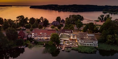 Winterhochzeit - Trauung im Freien - Ahrensburg - Außenansicht des Hotels mit Blick vom Küchensee. - Hotel Der Seehof  - Das Hotel im See