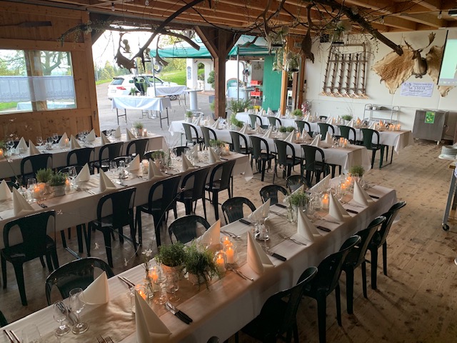 Hochzeitslocation - Feiern mit Aussicht!
Hirsch-Höckli - Das Festlokal für Ihren Anlass. Ab 25 bis 100 Personen. Keine Raummiete, keine zusätzliche Kosten, wenn es länger wird!
Als Highlight: Eine Führung durch die Zucht unserer Damhirsche, nur 20m neben dem Eventraum.
Ob Hochzeiten oder Firmenanlässe, unsere Lage in einer Sackgasse verspricht keinen lästigen Durchgangsverkehr und somit können auch die Kleinen ungestört draussen spielen.
Der Blick ins St. Galler Rheintal und angrenzende Voralberg ist atemberaubend.
Unsere Küche ist spezialisiert auf Buffet. Ob Wild, Poulet oder Schwein, wir erfüllen alle Ihre Wünsche!!
Die eigene Wiese ist ideal als Parkplatz für Ihre Autos, auch wenn Sie übernacht stehen bleiben wollen - es fallen keine Parkkosten an.
Das Hirsch-Höckli ist sowohl mit Stretchlimousine als auch mit Bussen bis vor die Türe ereichbar.
Attraktionen:
-Damhirschbesichtigung nur 20 Meter neben der Location
-Luftgewehr schiessen
-Fischen (im eigenen Weiher 14x42m)
-Tischfussballkasten
-Nagelstock
-etc - Hirsch-Höckli - Feiern mit Aussicht