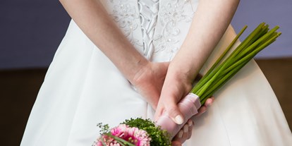 Winterhochzeit - Hochzeits-Stil: Modern - Rendswühren - Schicke Braut mit schickem Brautstrauß - Hotel Altes Stahlwerk