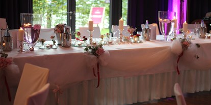 Winterhochzeit - Hochzeits-Stil: Boho - Rendswühren - Brauttisch im EventRaum - Hotel Altes Stahlwerk