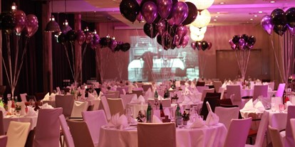 Winterhochzeit - Hochzeits-Stil: Boho - Rendswühren - Runde Tische bestuhlt mit Hussen und farblich abgestimmten Ballons - Hotel Altes Stahlwerk