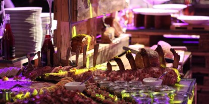Winterhochzeit - Hochzeits-Stil: Boho - Rendswühren - Speisenauswahl auf dem Buffet in kleinen Gläschen - Hotel Altes Stahlwerk