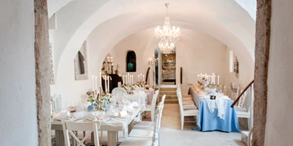 Winterhochzeit - Preisniveau: €€ - Stotzing - Der Festsaal im Gewölbe des Himmelblau. - Himmelblau Rust - Hochzeit im Vintage Haus