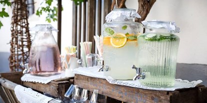 Winterhochzeit - Umgebung: mit Seeblick - Fertörákos - Erfrischende Getränke mit Stil. - Himmelblau Rust - Hochzeit im Vintage Haus