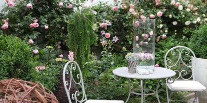 Winterhochzeit - Preisniveau: €€ - Stotzing - Englische Rosen säumen den Innenhof - Himmelblau Rust - Hochzeit im Vintage Haus